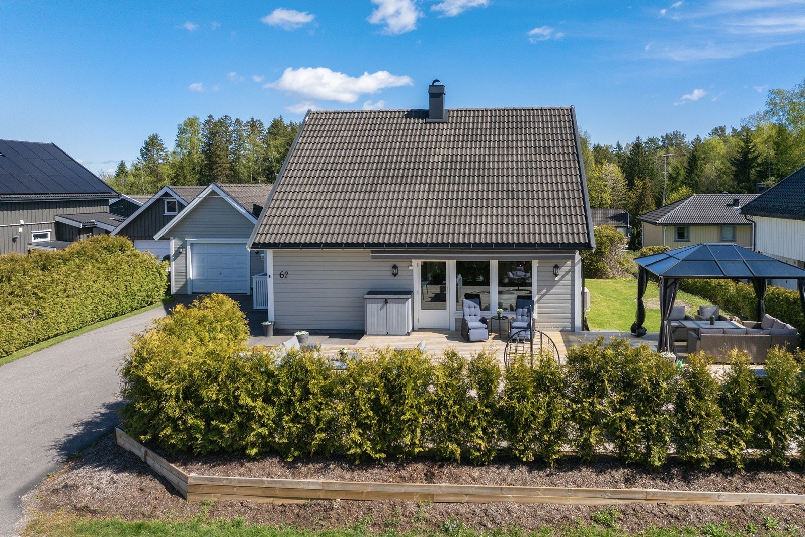 Boligen ble malt utvendig i 2025, og deler av kledningen ble byttet. Galleribilde
