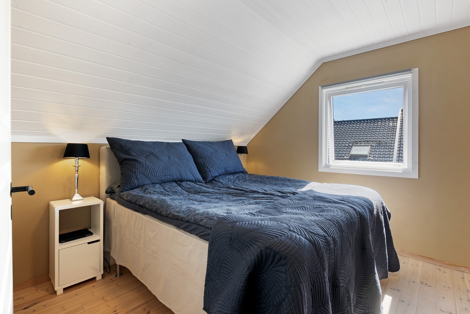 Hovedsoverommet har god plass til dobbeltseng. Galleribilde