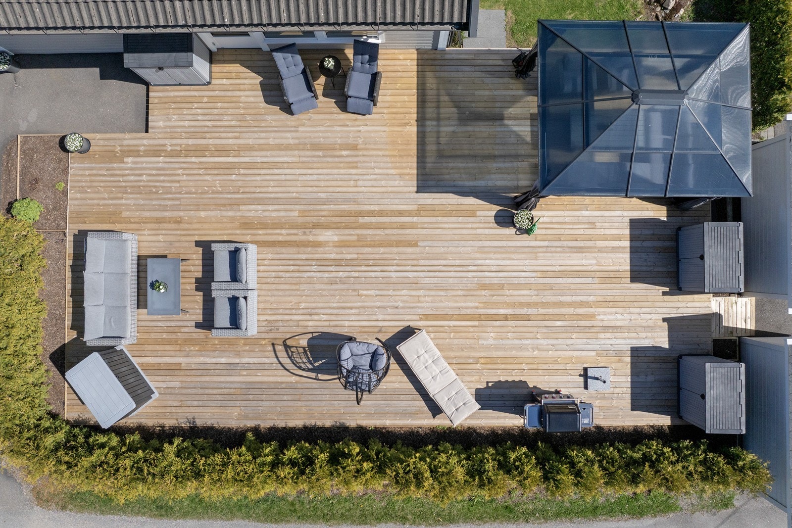 Terrassen strekker seg langs hele baksiden av huset og gir et stort og privat uteområde. Galleribilde