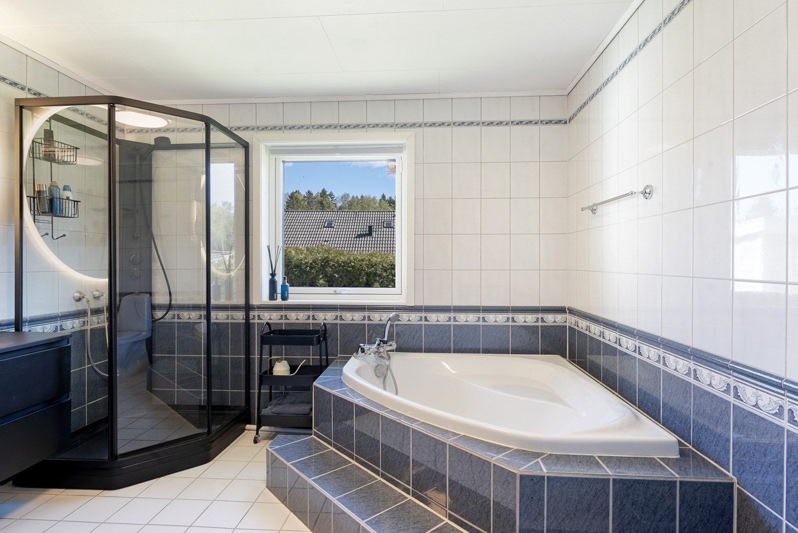 Badet i første etasje ble oppgradert i 2025 med installasjon av dusjkabinett, innredning med servant, speil, hyller og høyskap. Galleribilde