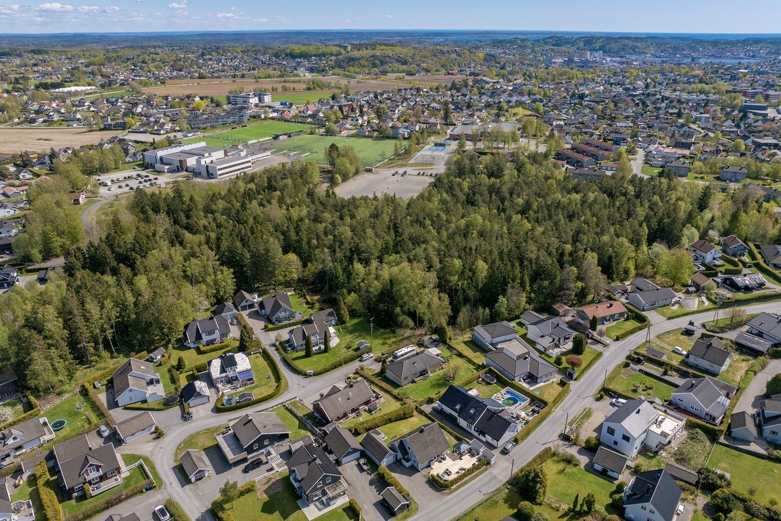 Haukerød idrettspark med aktivitetshall og fotballbaner ligger kun få minutters gange unna. Galleribilde