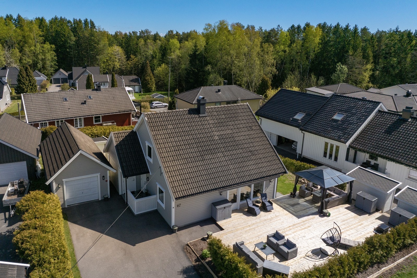 Den sydvestvendte markterrassen på 101 m² gir rikelig med plass for flere sittegrupper og utendørs hygge. Galleribilde