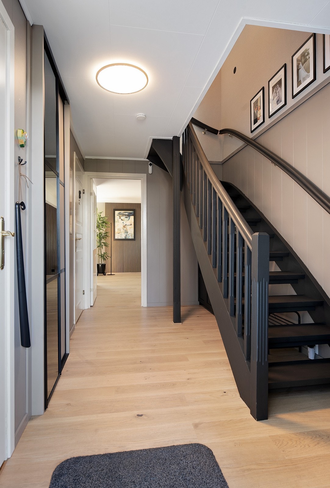 En ny speilgarderobe fra 2025 gir god oppbevaringsplass. Galleribilde