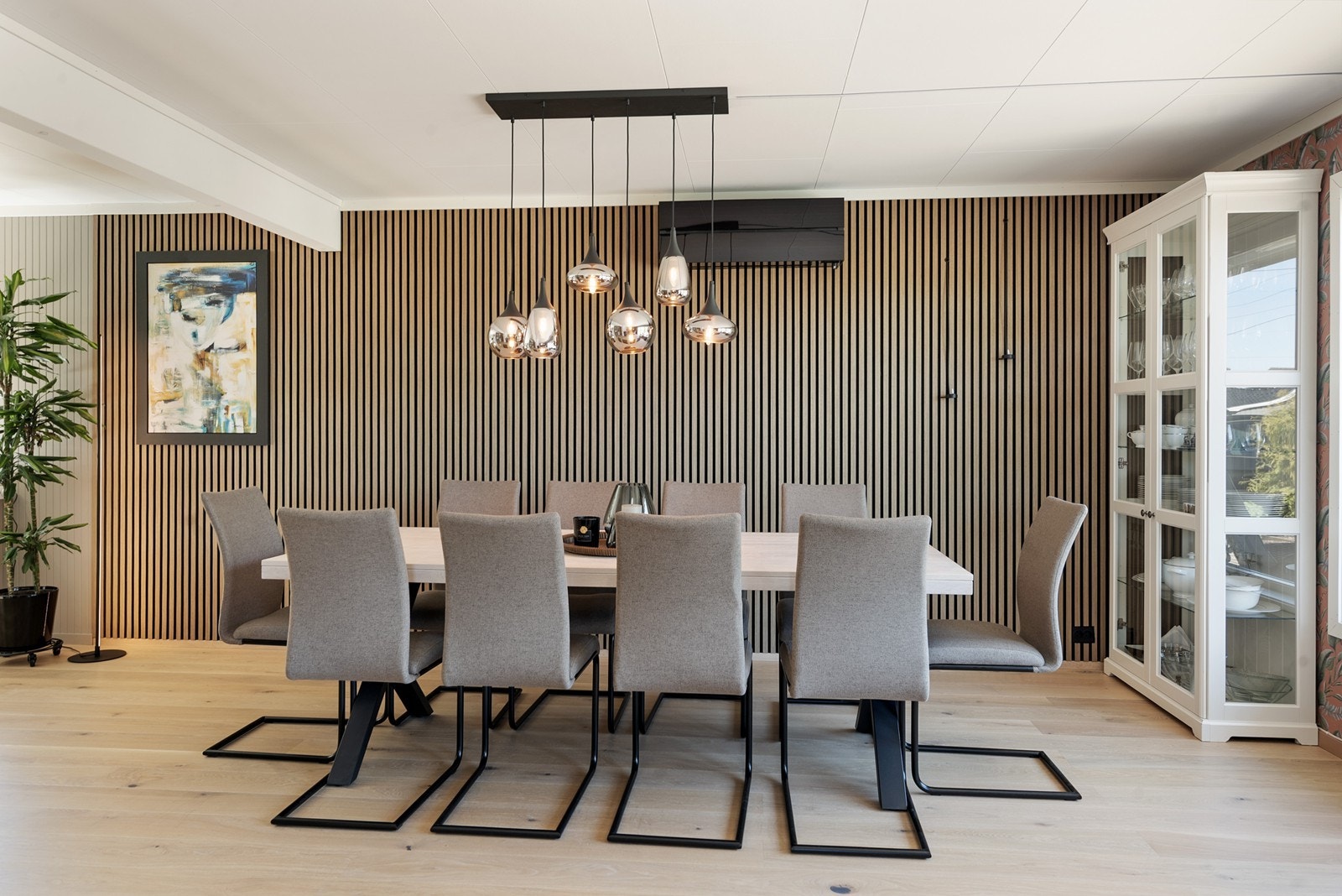 Spisestuen ligger i åpen forbindelse med stuen og har god plass for sosiale sammenkomster. Galleribilde