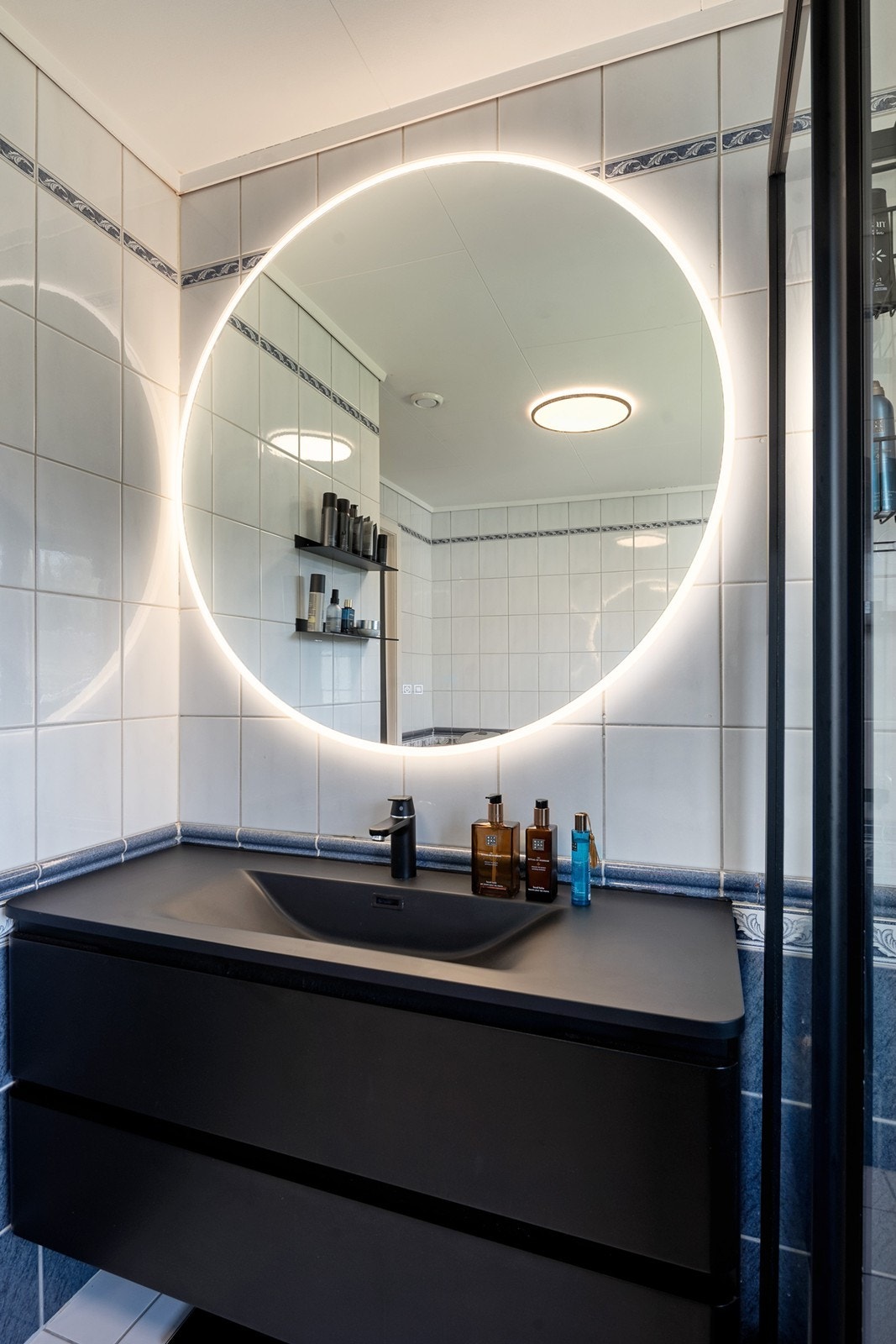 Moderne servant og armatur, med praktiske hyller for oppbevaring. Galleribilde