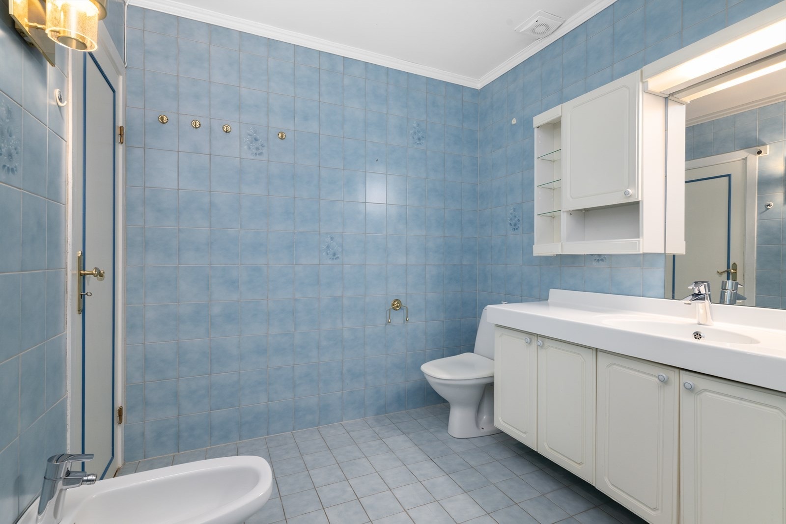 Badet er utstyrt med varmekabler i gulvet, toalett og bidet. Galleribilde