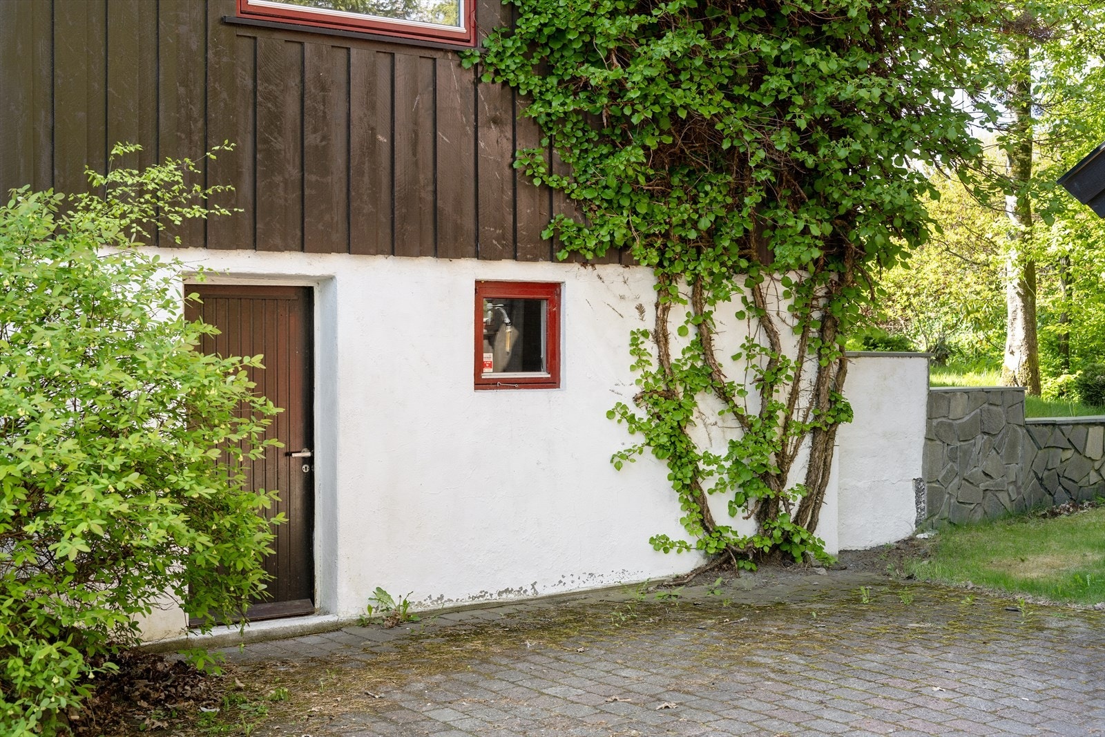 Grunnmuren er oppført i betongstein, utvendig pusset og malt. Galleribilde