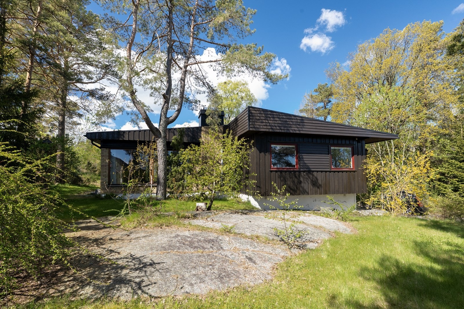 Enebolig fra 1967 med en praktisk planløsning, beliggende på en stor og usjenert naturtomt. Galleribilde