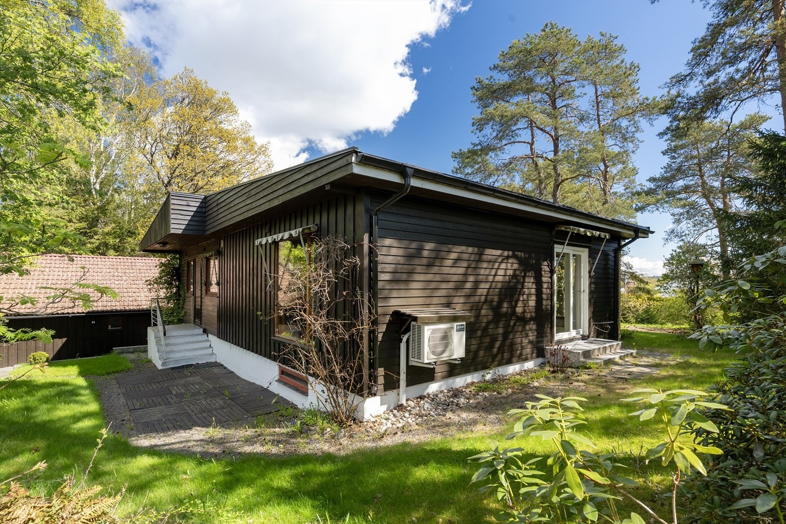 Boligen er plassert fint på tomten, omgitt av natur. Galleribilde