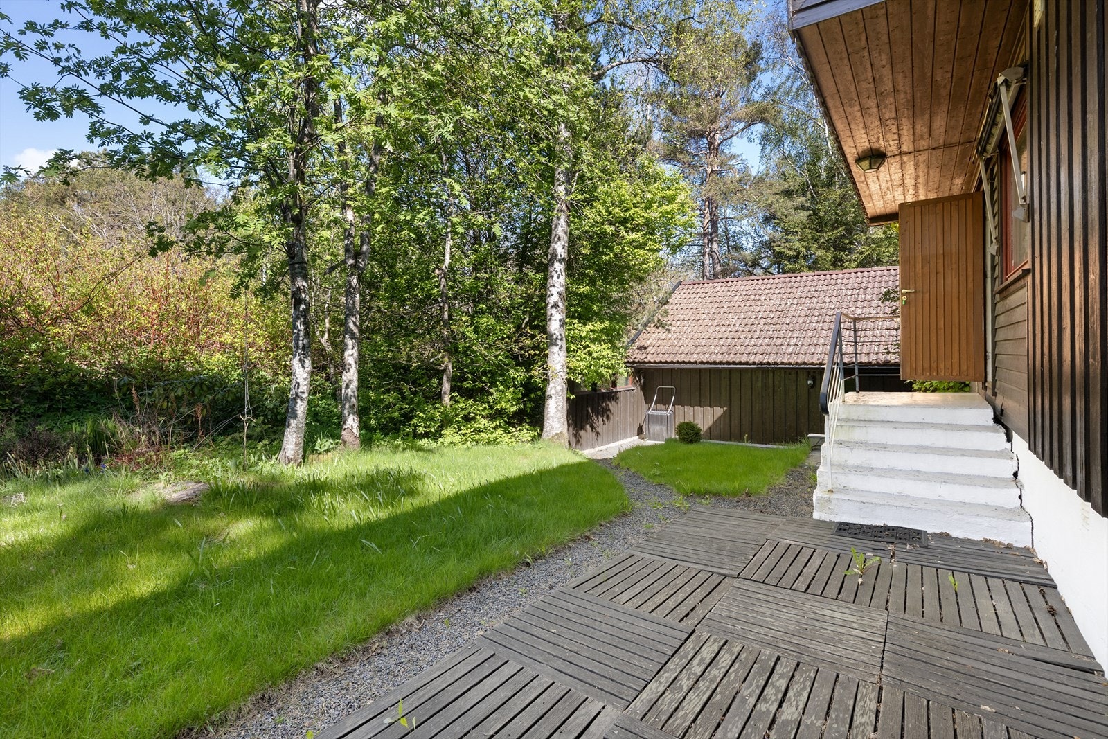 Eiendommen ligger i et lett kupert terreng med fjell i dagen. Galleribilde