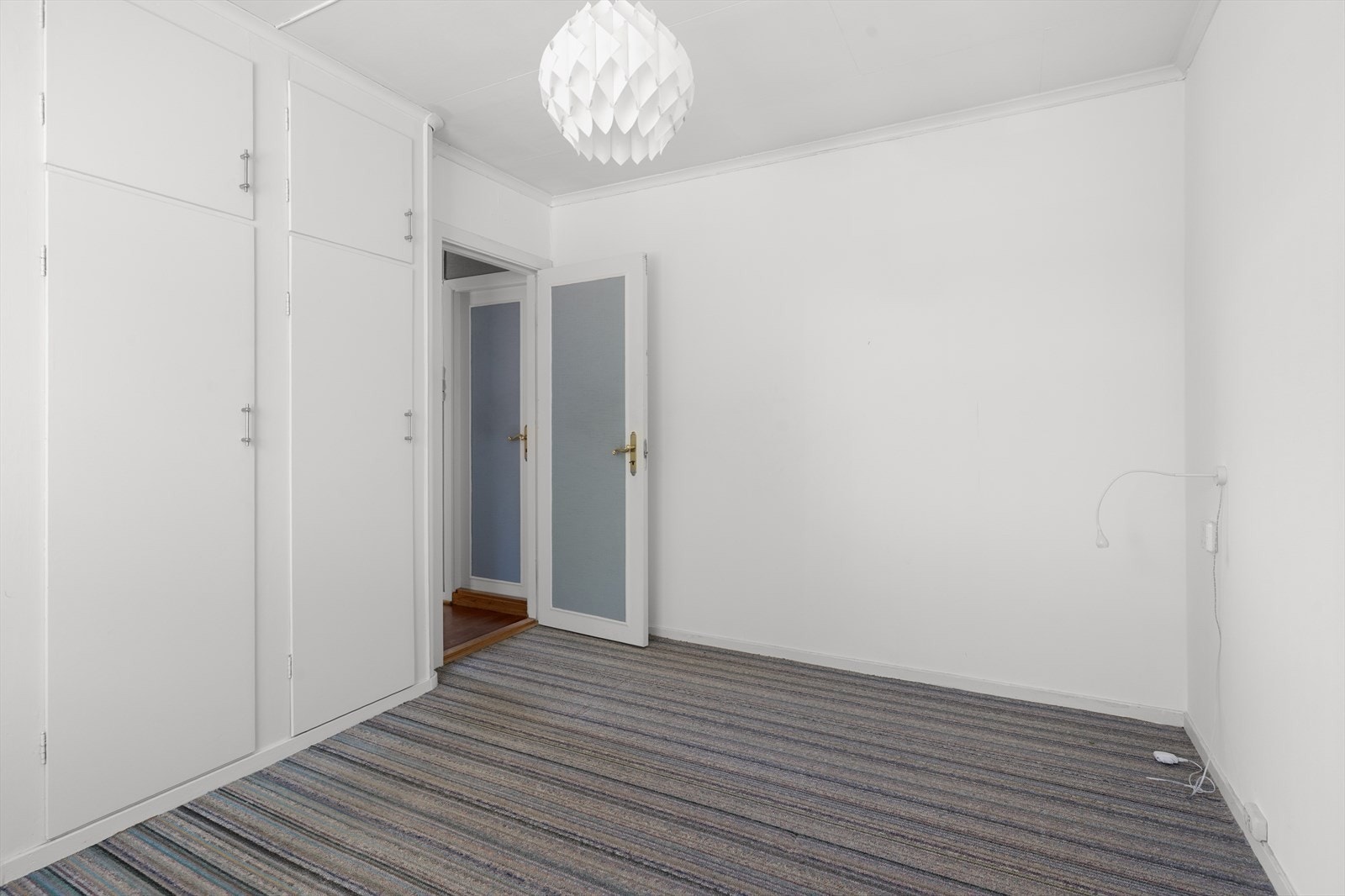 Rommet har god plass til seng og oppbevaring. Galleribilde
