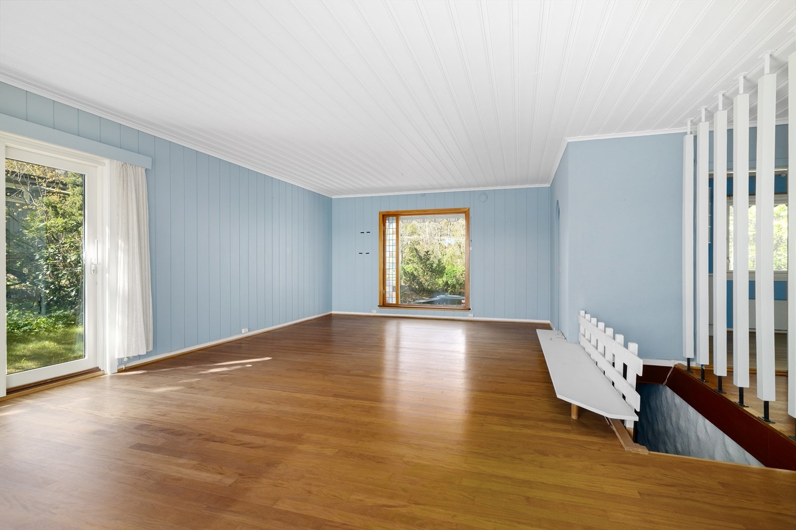 Stuen har god plass til både sofagruppe og spisebord. Galleribilde