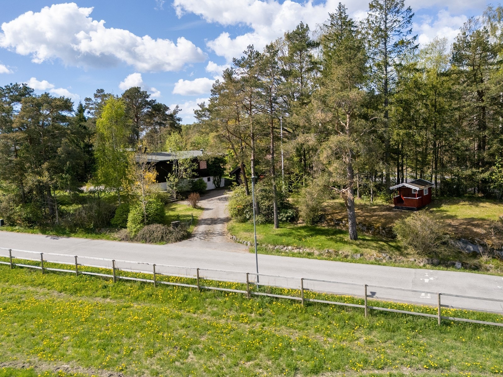 Eiendommen ligger i et meget populært boligområde i Sandefjord, med nærhet til både skog og sjø. Galleribilde
