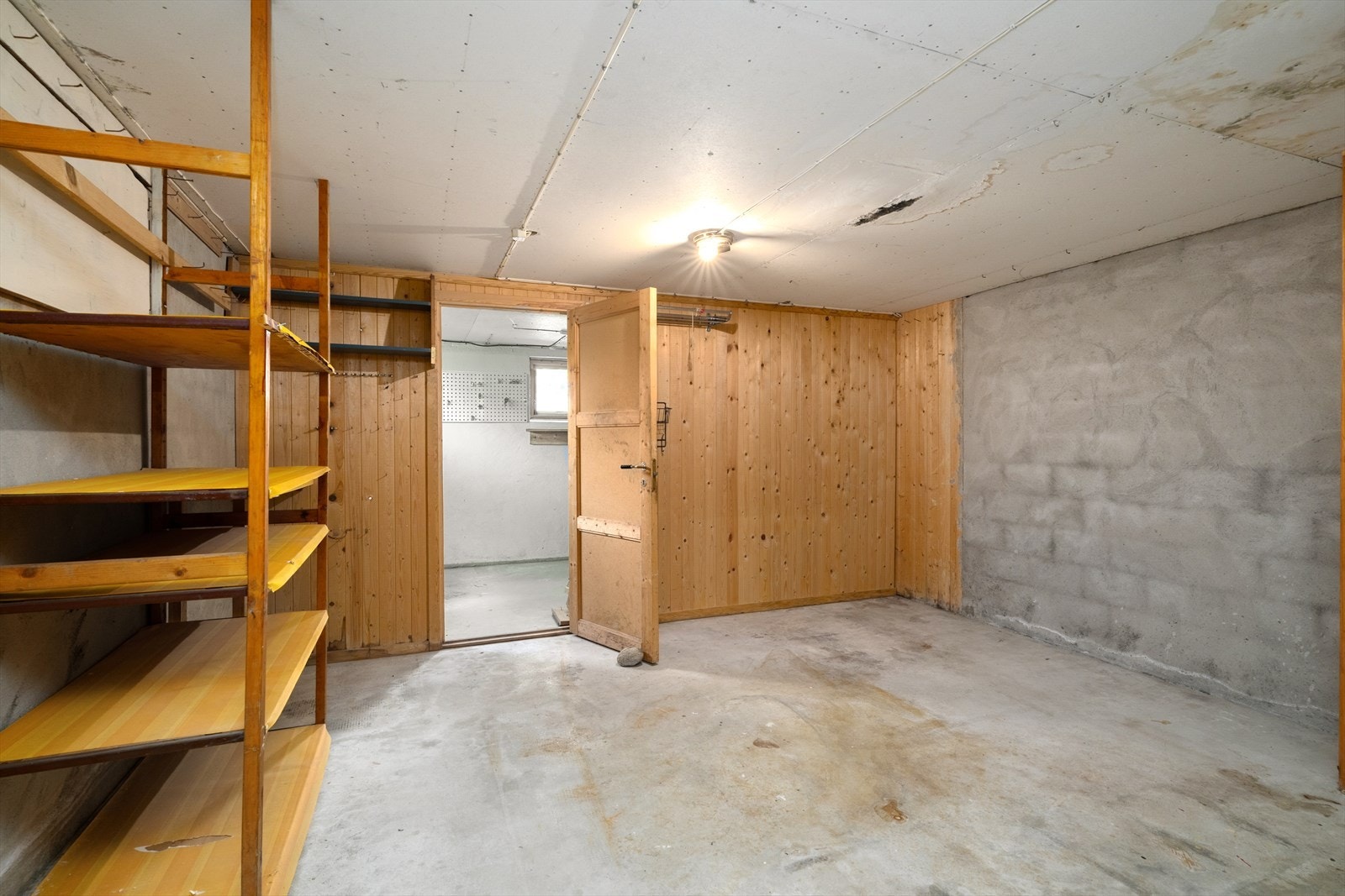 God plass for oppbevaring av ved og utstyr. Galleribilde