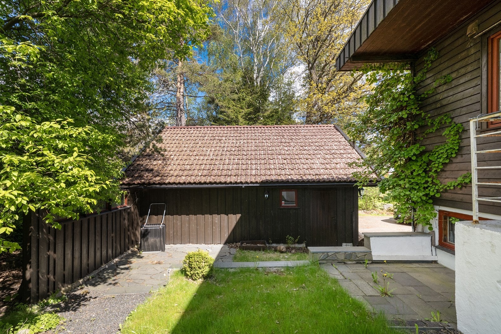 Dobbelgarasje fra 1984 på 45 m² med to vippeporter. Galleribilde
