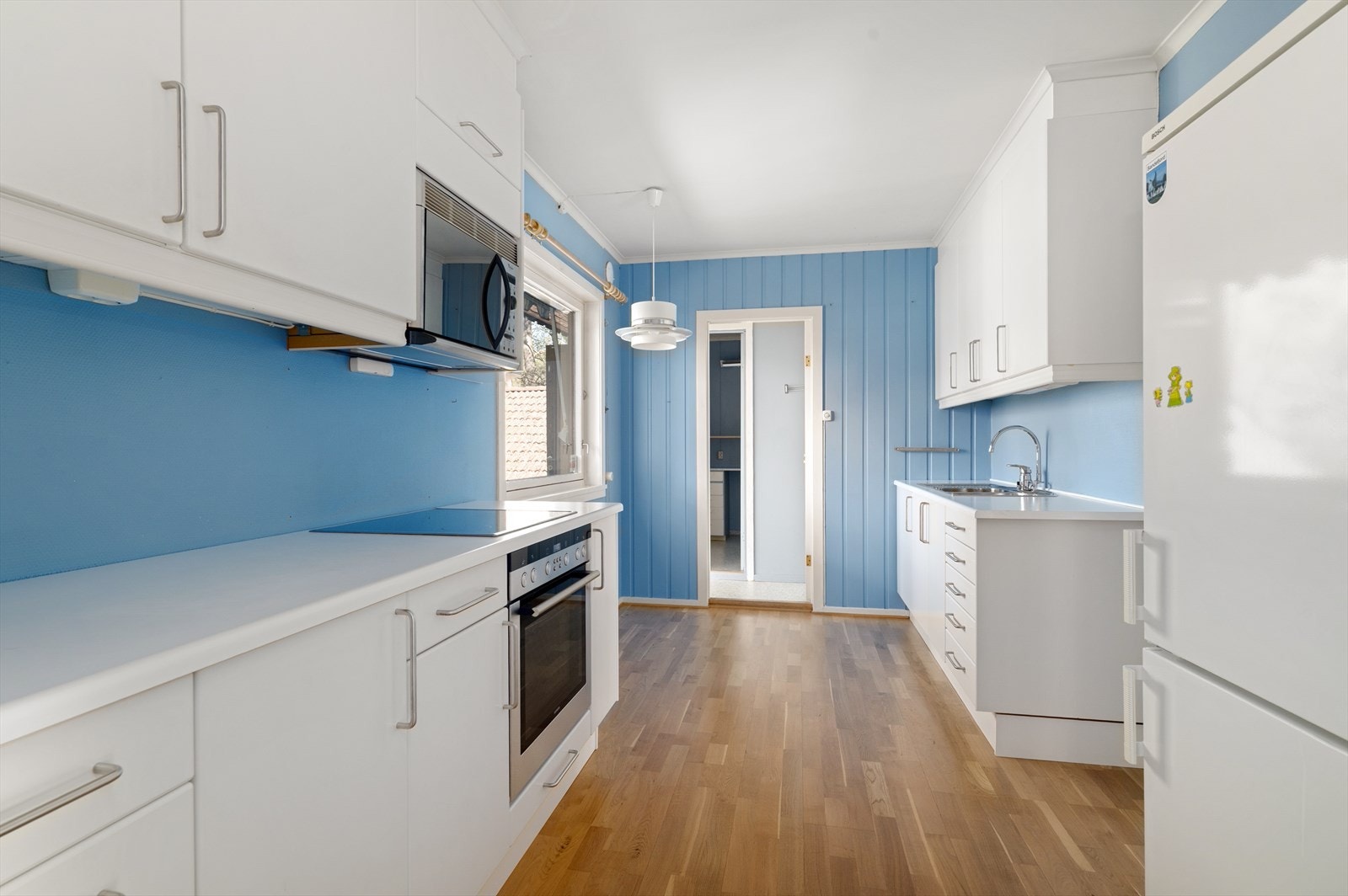 Kjøkkenet er utstyrt med integrert koketopp, stekeovn og ventilator. Galleribilde