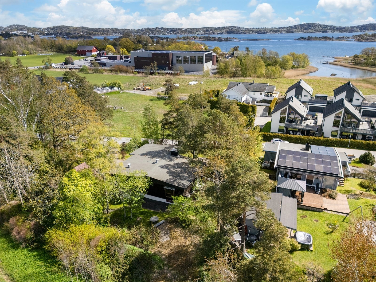 Boligen ligger usjenert til, omkranset av trær og natur. Galleribilde