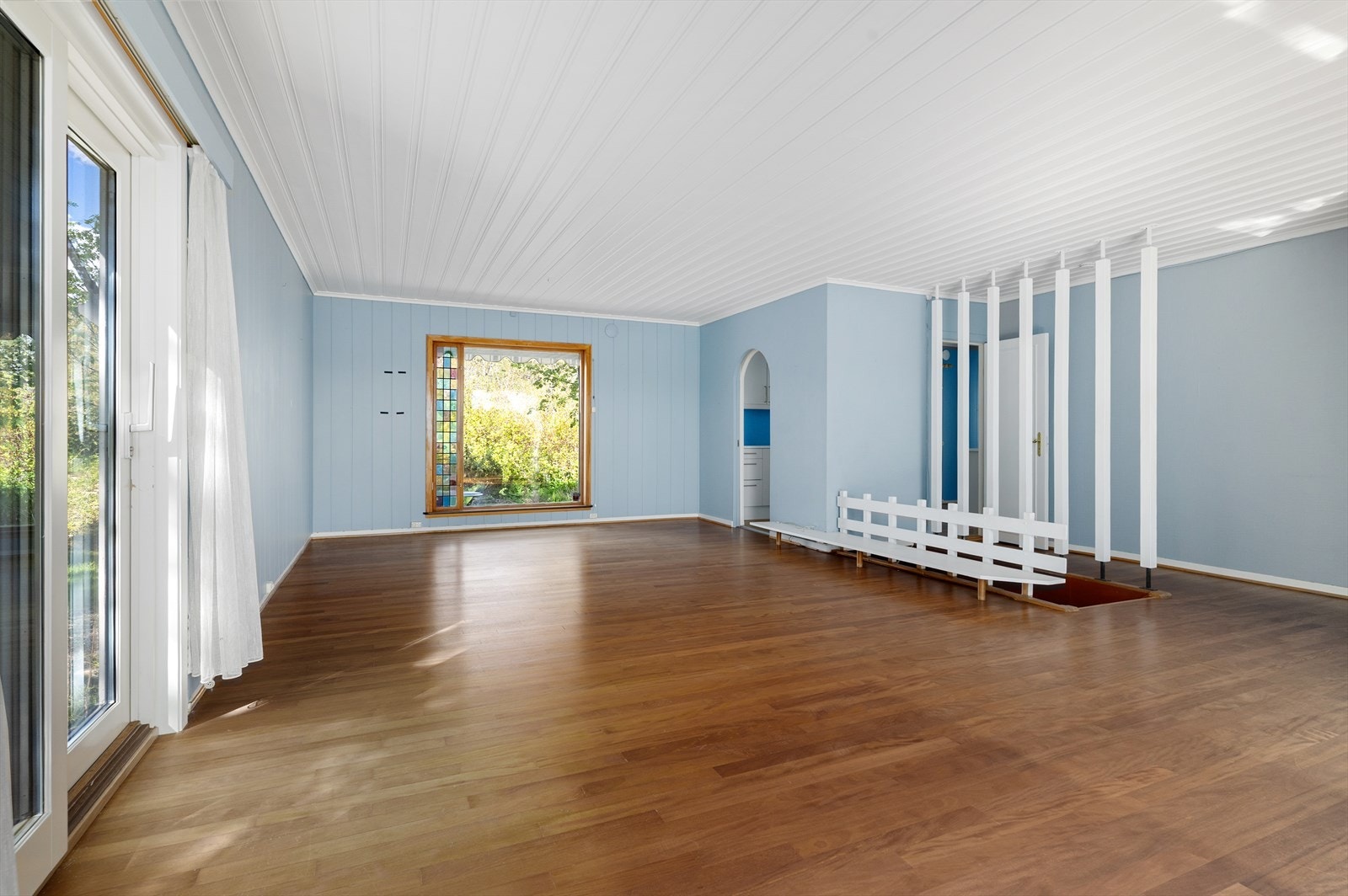 Fra stuen er det nedgang til et innredet rom i kjelleren via en tretrapp. Galleribilde