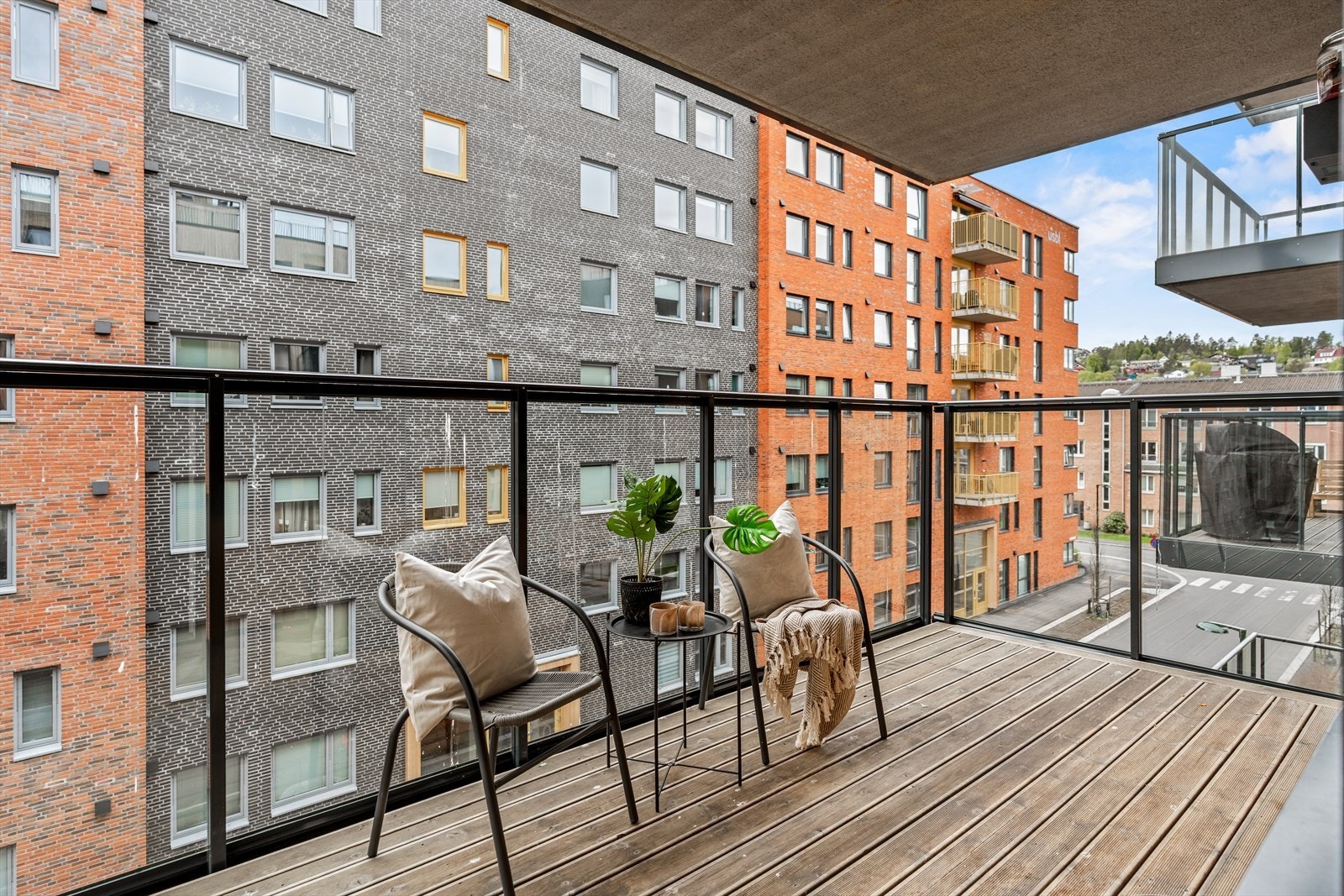 Dette er en lys og stilren 3-roms fra 2024 i Lørenskog Hageby! Galleribilde