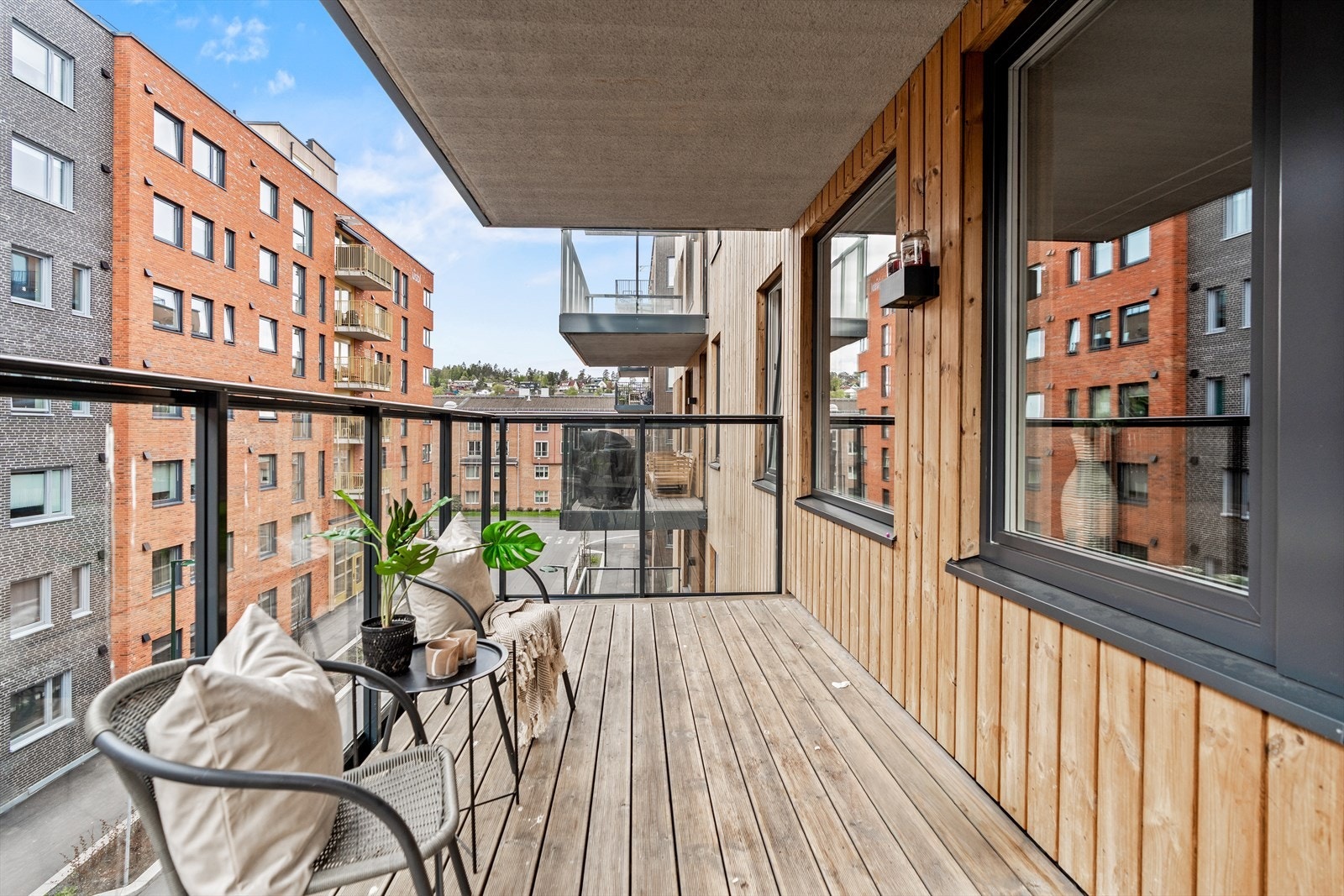 Her ute er det godt med plass til sittegruppe, samt gass-/elektrisk grill. Galleribilde