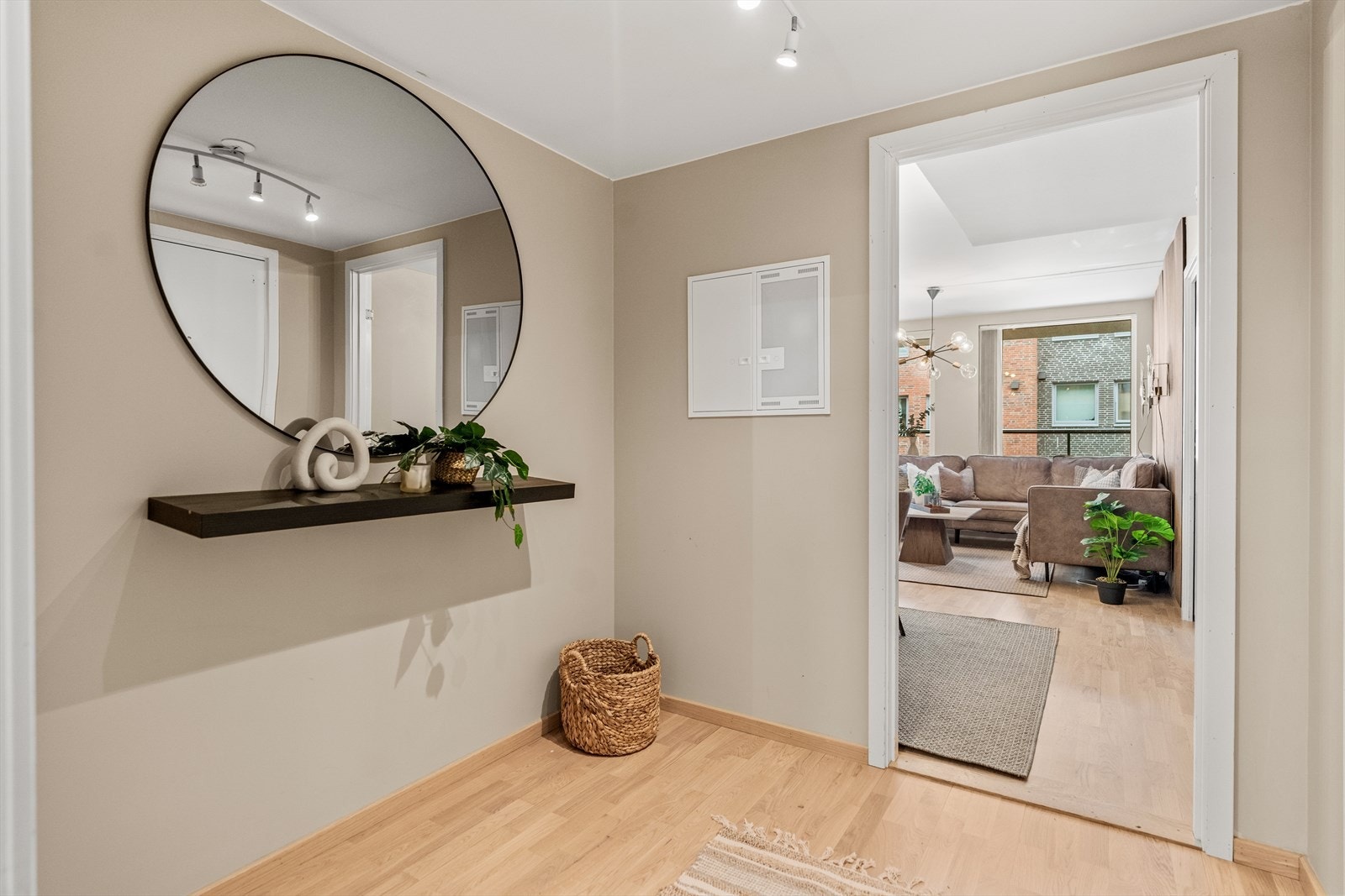 Leiligheten har en lys og romslig entré. Her er det plass til å sette garderobeskap. Galleribilde