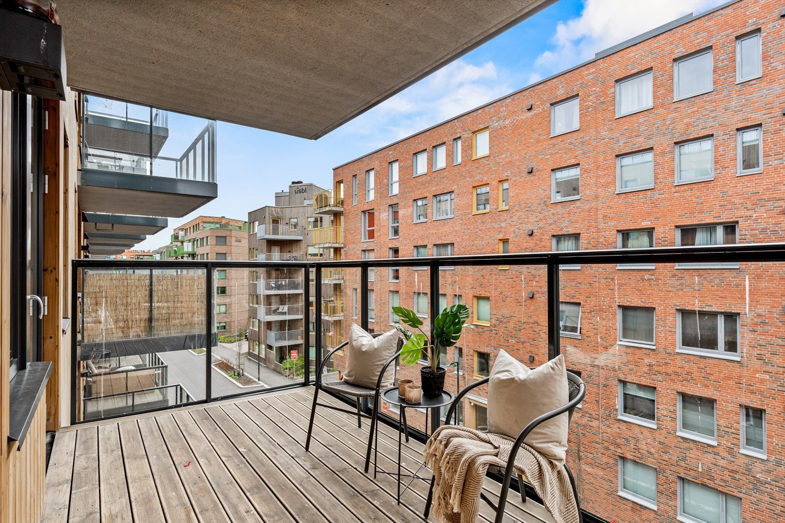 Fra stuen er det utgang til en overbygget balkong på 9 m². Galleribilde