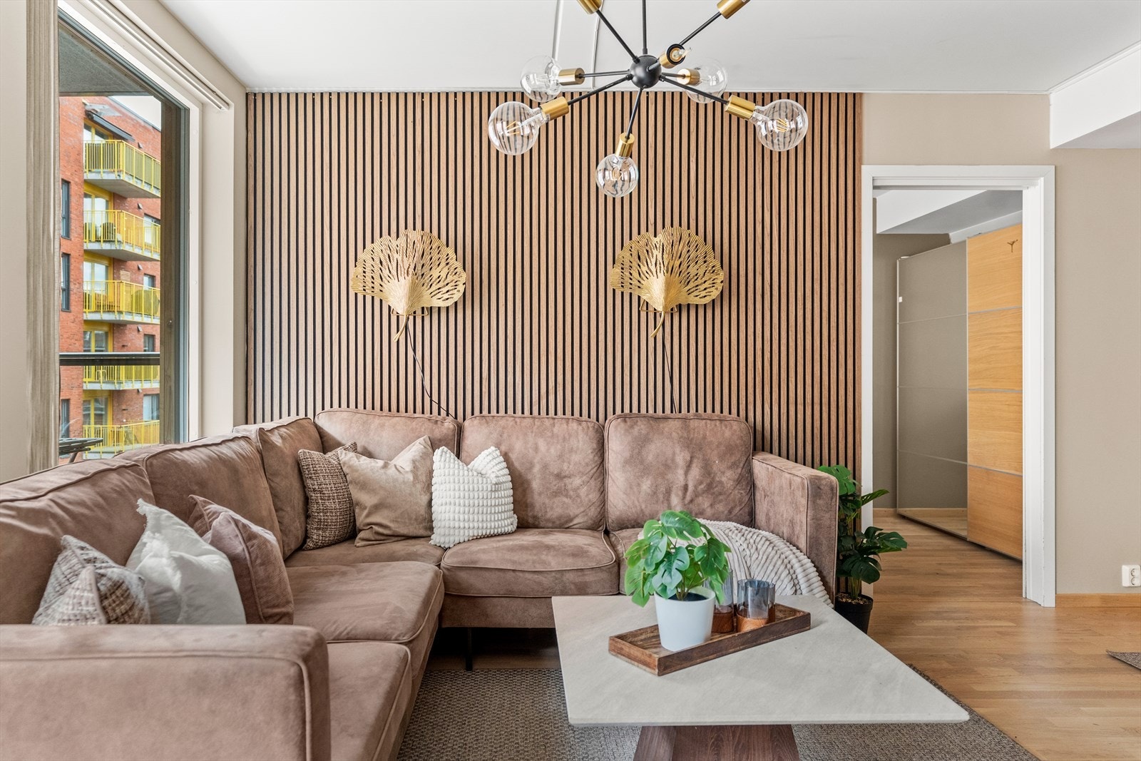 På den ene veggen er det blitt satt opp en spilevegg, som skaper en moderne kontrast til de slette veggflatene. Galleribilde