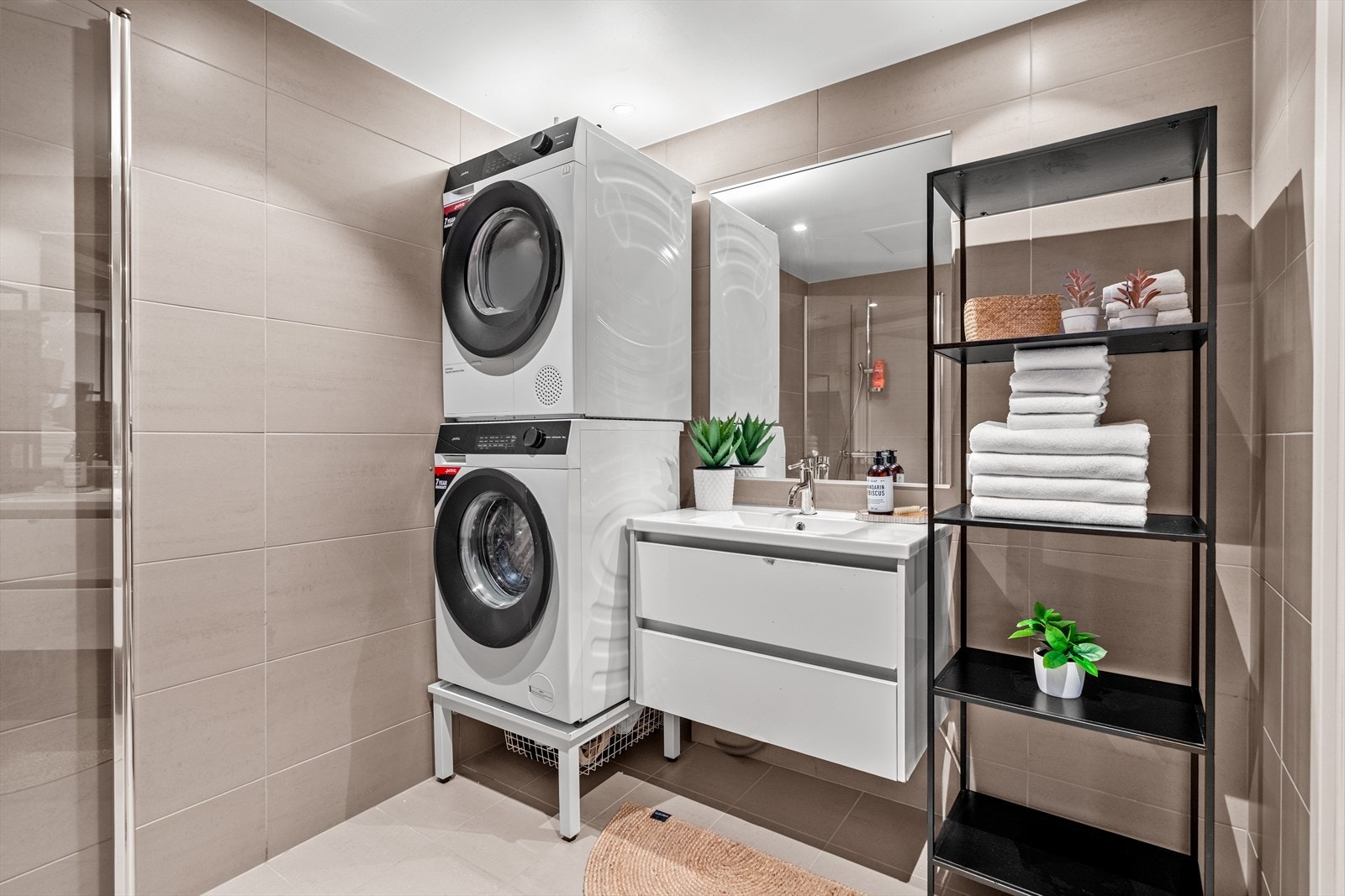 I tillegg rommer badet vegghengt toalett, dusjsone med glassvegger samt opplegg for vaskemaskin. Galleribilde