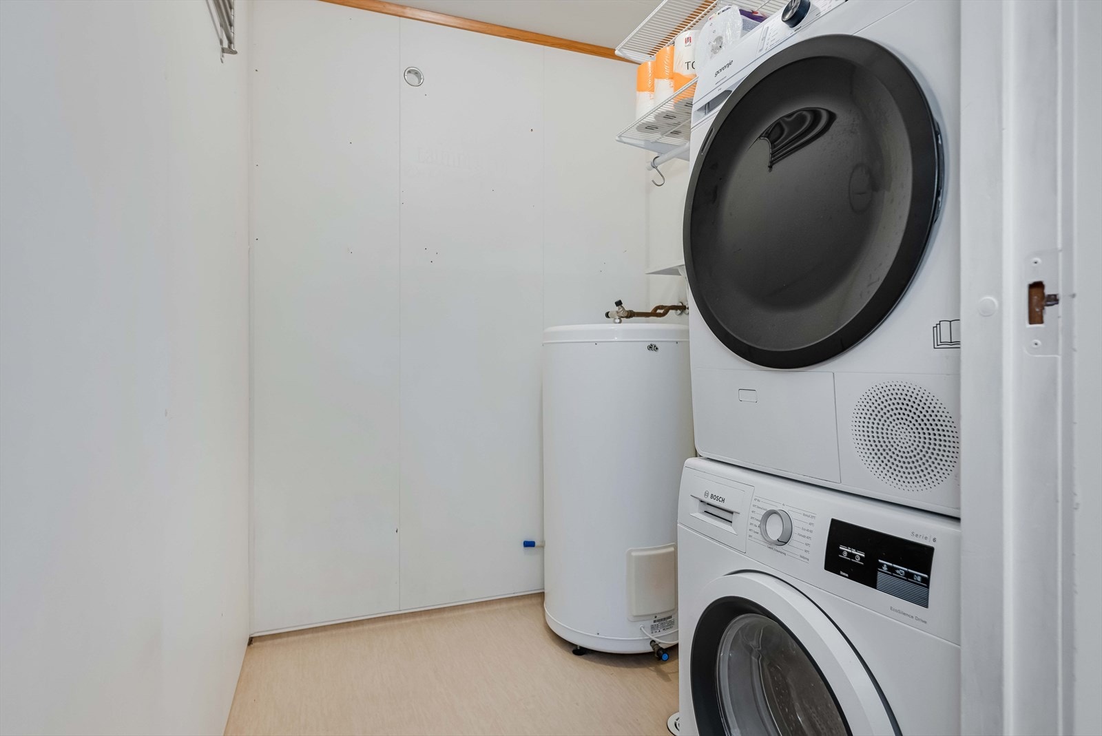 Varmtvannstanken står på vaskerom Galleribilde