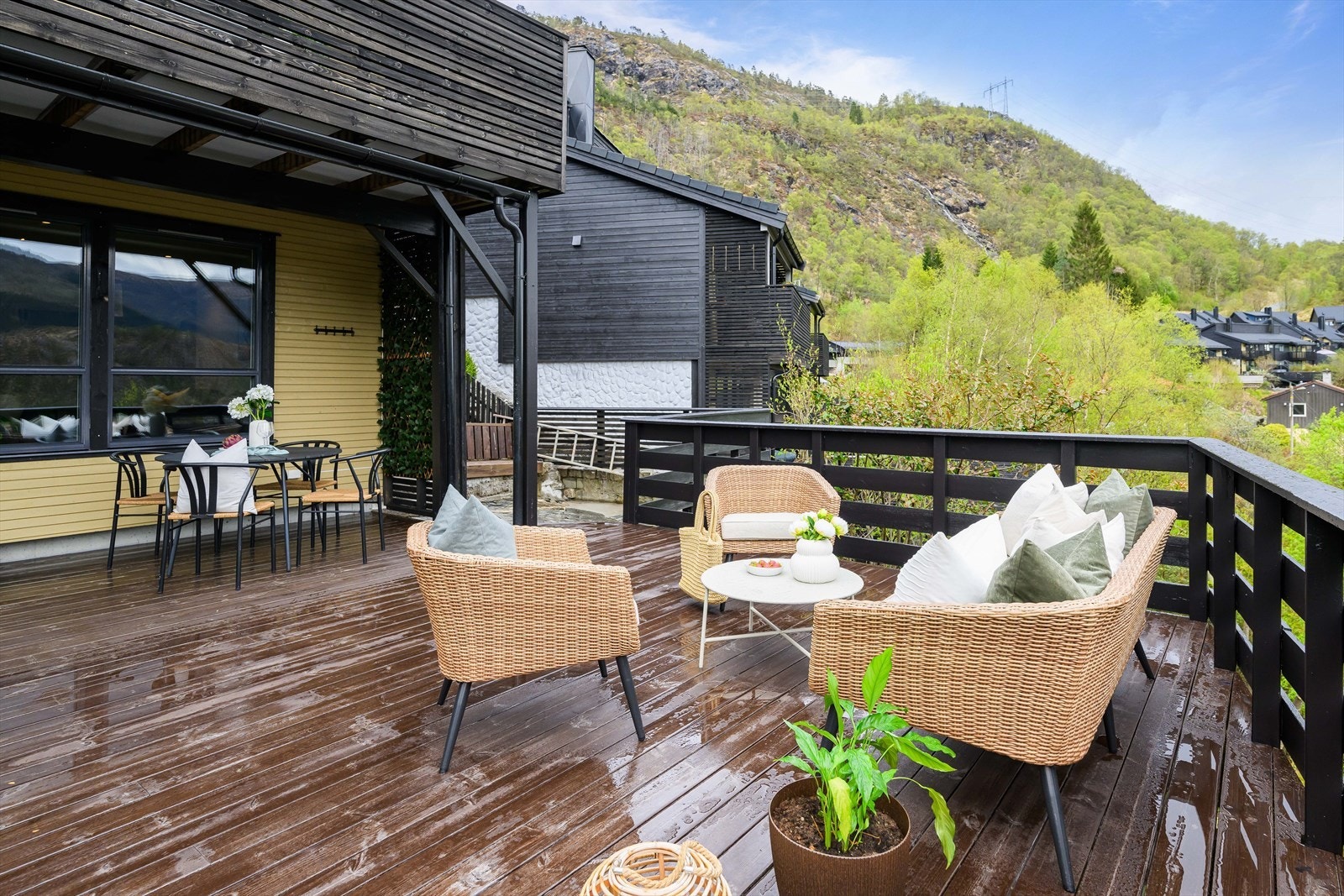 Vestvendt og solrik terrasse Galleribilde