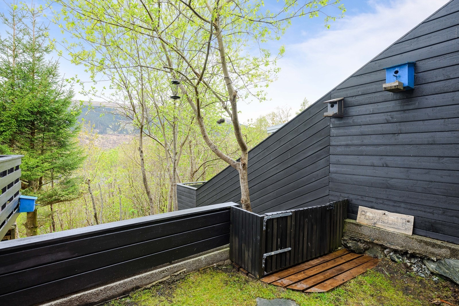 Ved siden av terrassen er det litt plen og trapp til plen på nedsiden av terrassen. Galleribilde