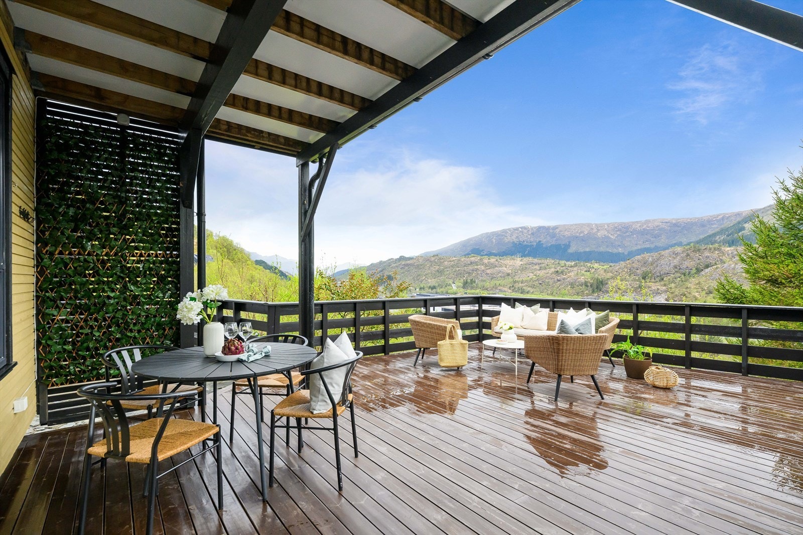 Fra stuen er det utgang til en svær terrasse Galleribilde