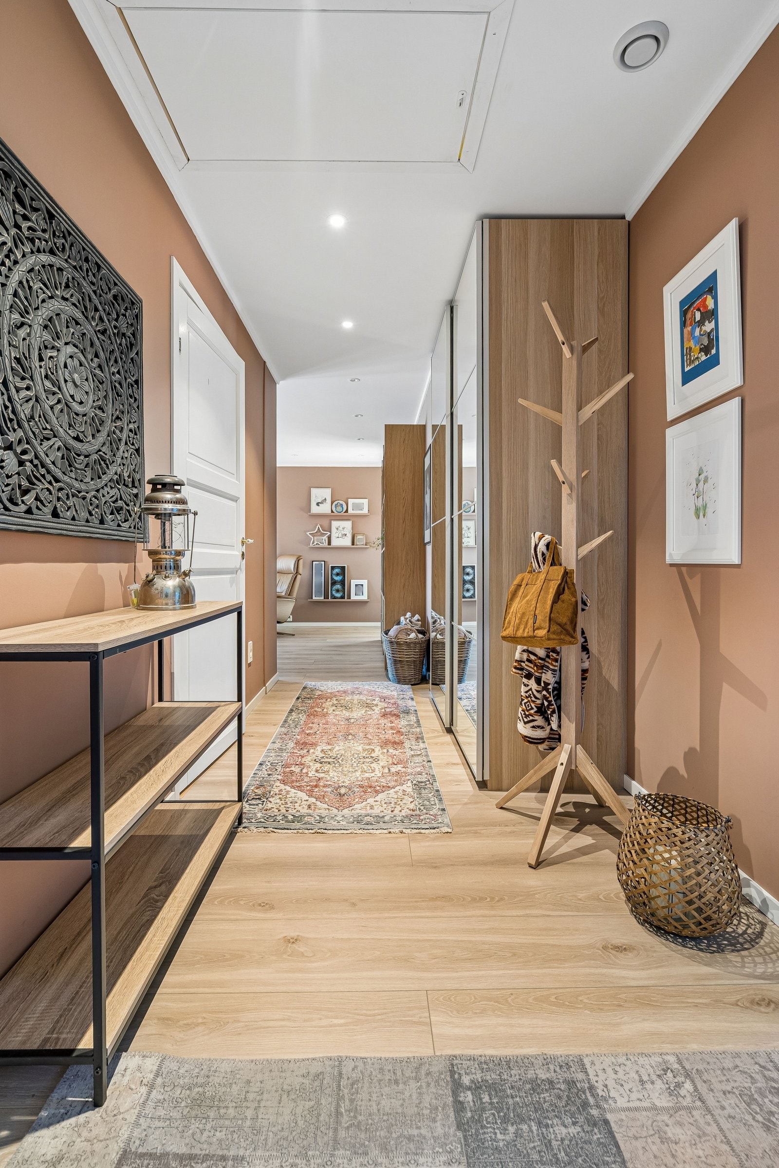 Gangen har en dobbel skyvedørsgarderobe med speil.
Fra gangen er det takluke til loft. Stort loft med ståhøyde og god oppbevaringsplass Galleribilde