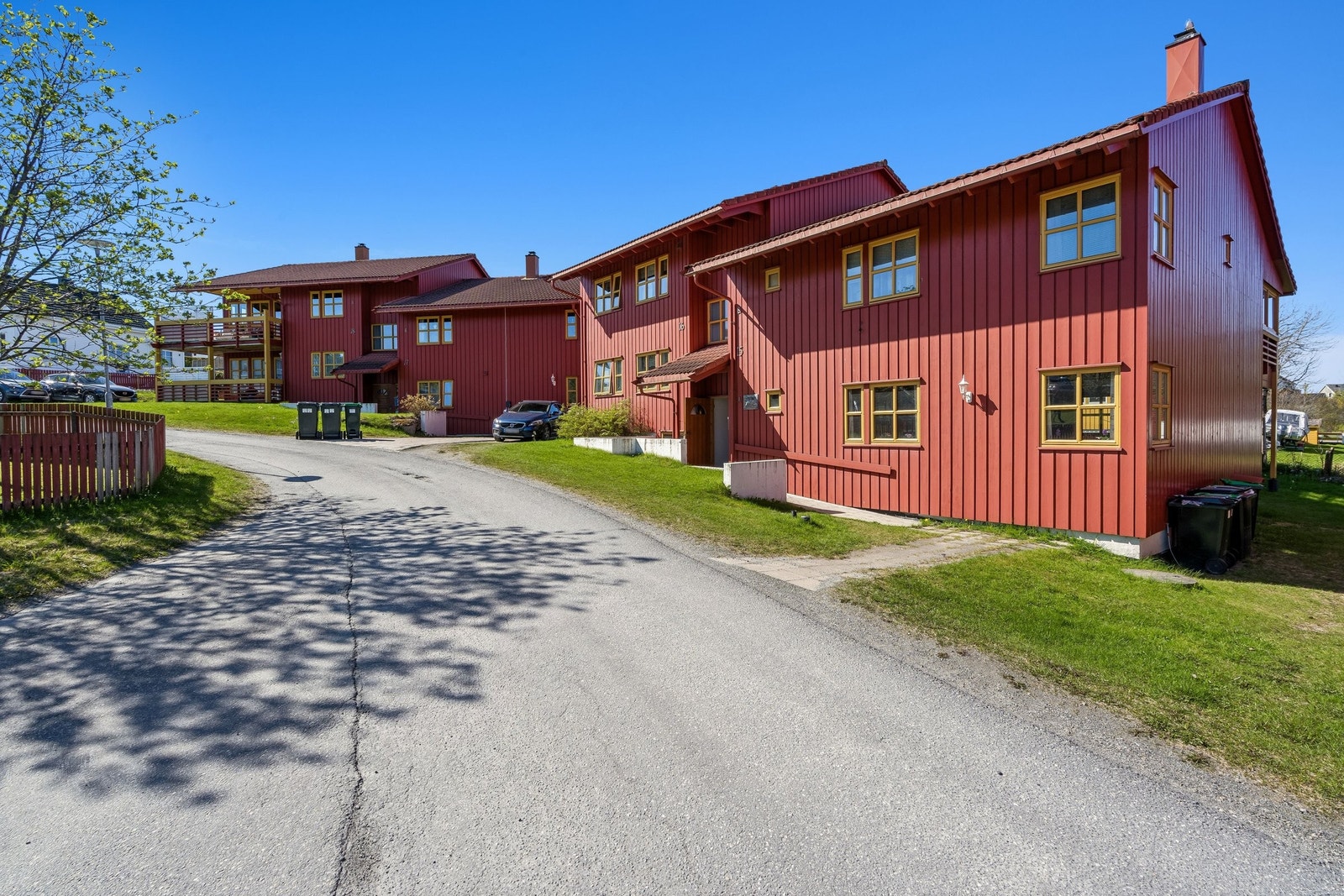 I huset ved siden av er det mulig å låne Tunstua uten ekstra kostnad til større selskaper.
Borettslaget har også snekkerverksted som kan disponeres. Samt felles innendørs lagerområde Galleribilde