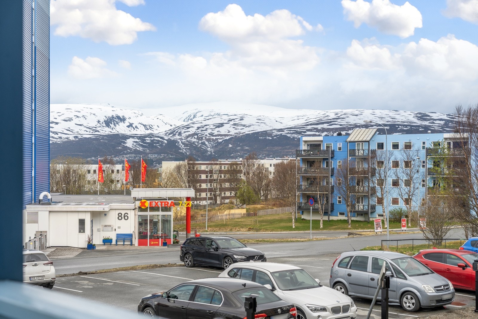 Leiligheten har en fin beliggenhet med nærhet til natur og med dagligvare like ved.