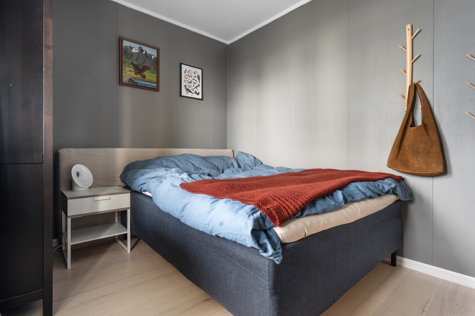 Hovedsoverommet tilbyr god plass til seng, nattbord og eventuelle garderobeskap etter behov.