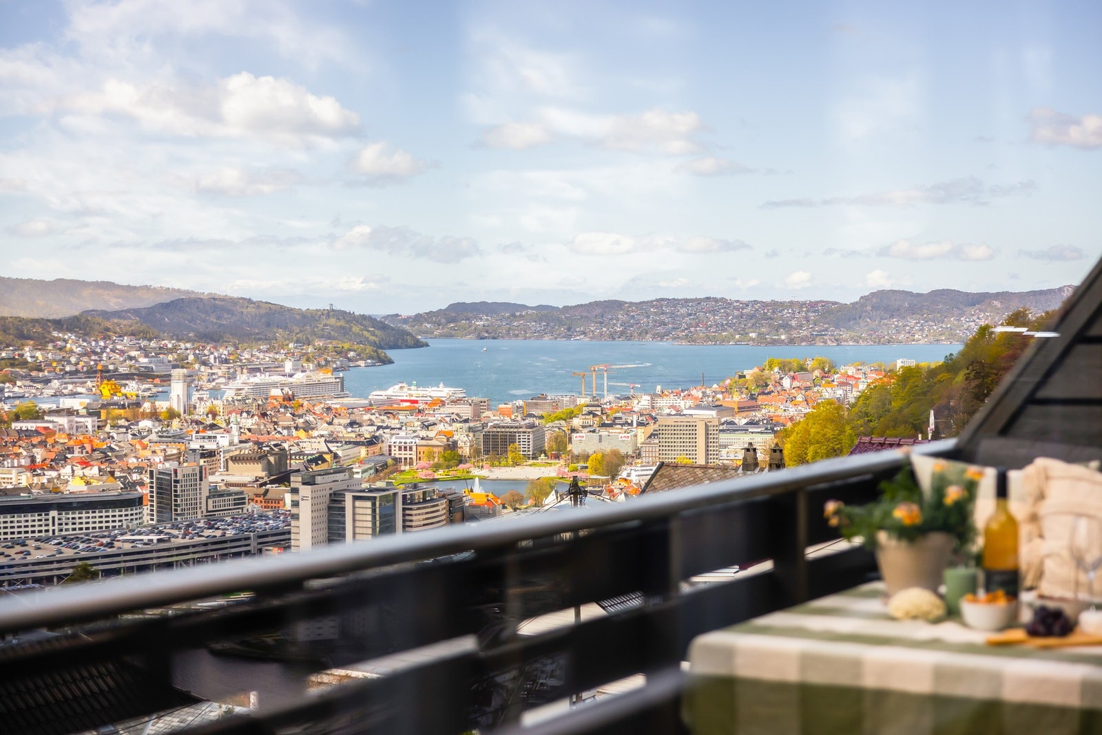 - Leiligheten har en høy og fri beliggenhet i Fjellsiden, med nydelig, vidstrakt utsikt over Bergensdalen - Galleribilde