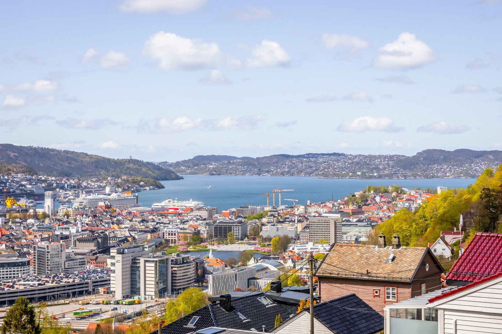 - Her kan man nyte vidstrakt utsikt; fra innseilingen til Bergen i nord-vestlig retning, og hele veien til Nordåsvannet i sør-vest - Galleribilde