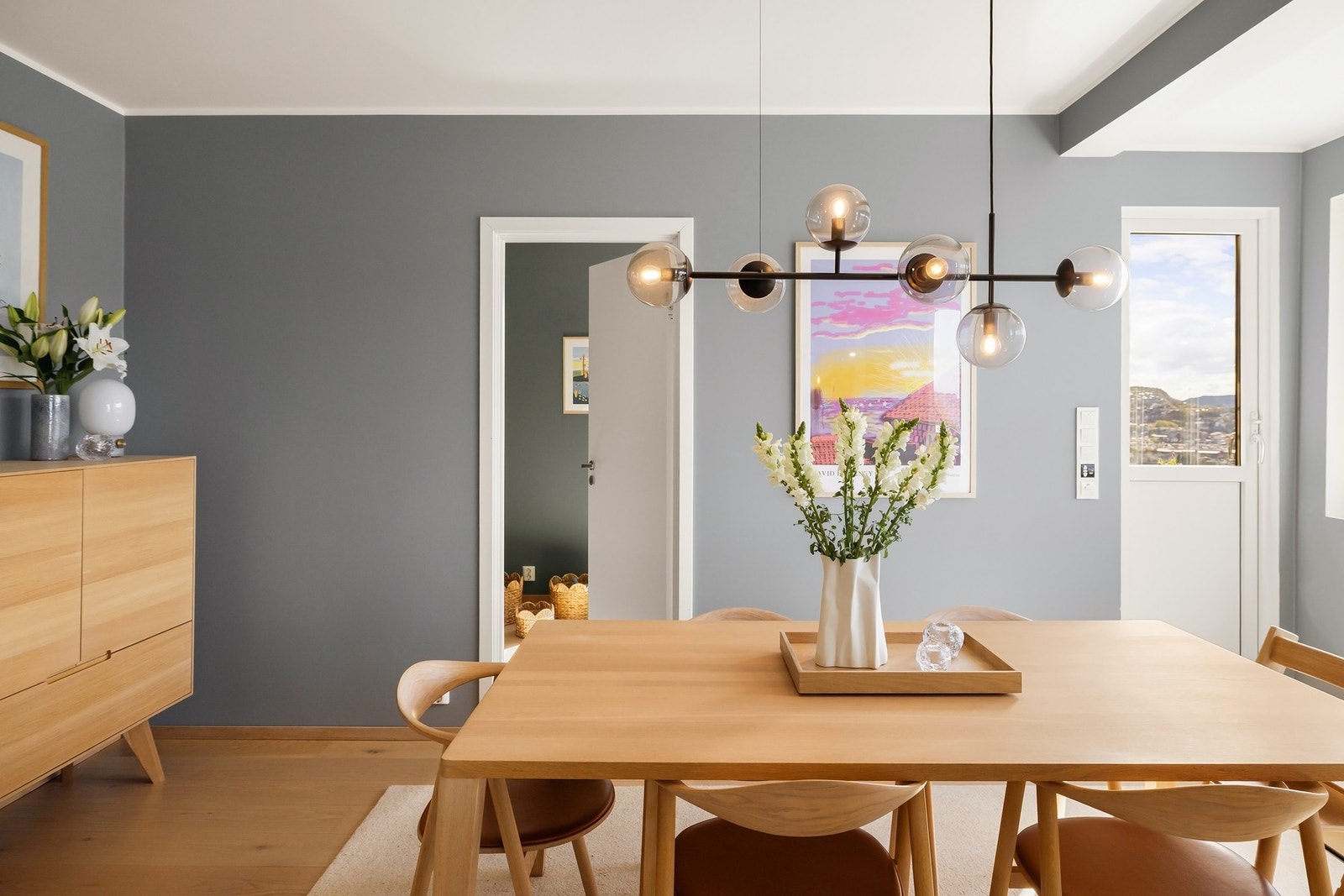 - I spisestuen har man plass til et stort spisebord - Galleribilde
