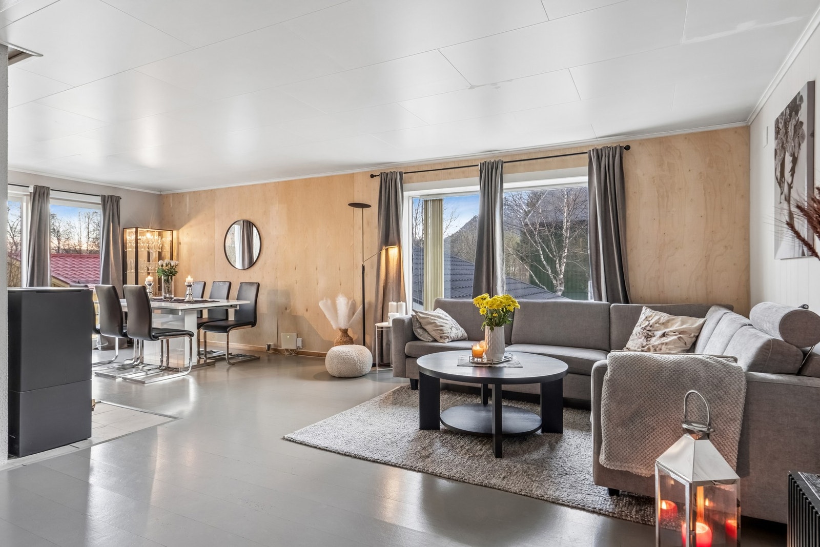Stuen har god plass til en stor hjørnesofa og tilhørende møblement. Galleribilde