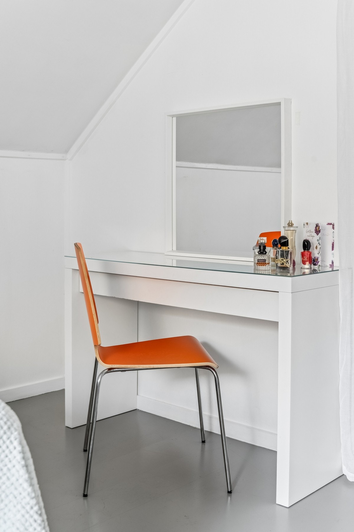 En egen sone for sminkebord eller en liten arbeidsplass på soverommet. Galleribilde