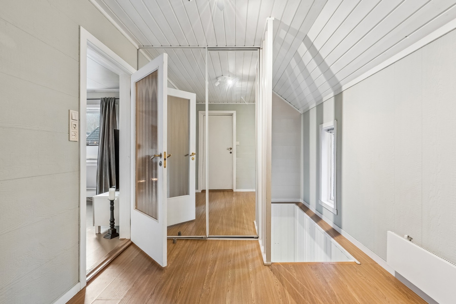 Entré med speilfrontgarderobe for praktisk oppbevaring av yttertøy. Galleribilde