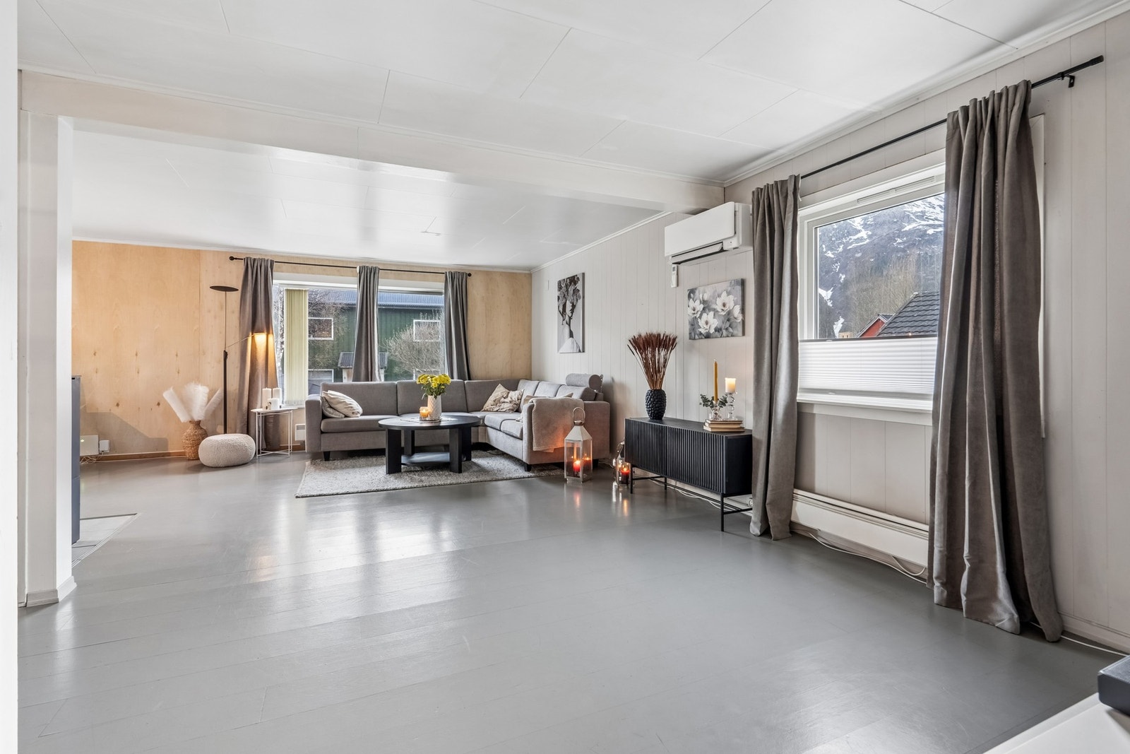 Den romslige stuen har plass til både sofagruppe og spisebord, og en varmepumpe sørger for effektiv oppvarming. Galleribilde