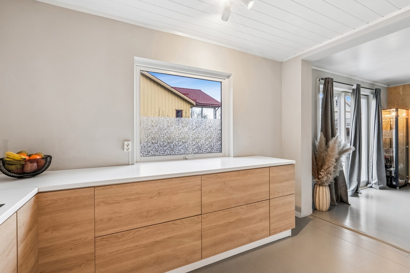 Rikelig med benkeplass gir gode arbeidsforhold for matlaging. Galleribilde