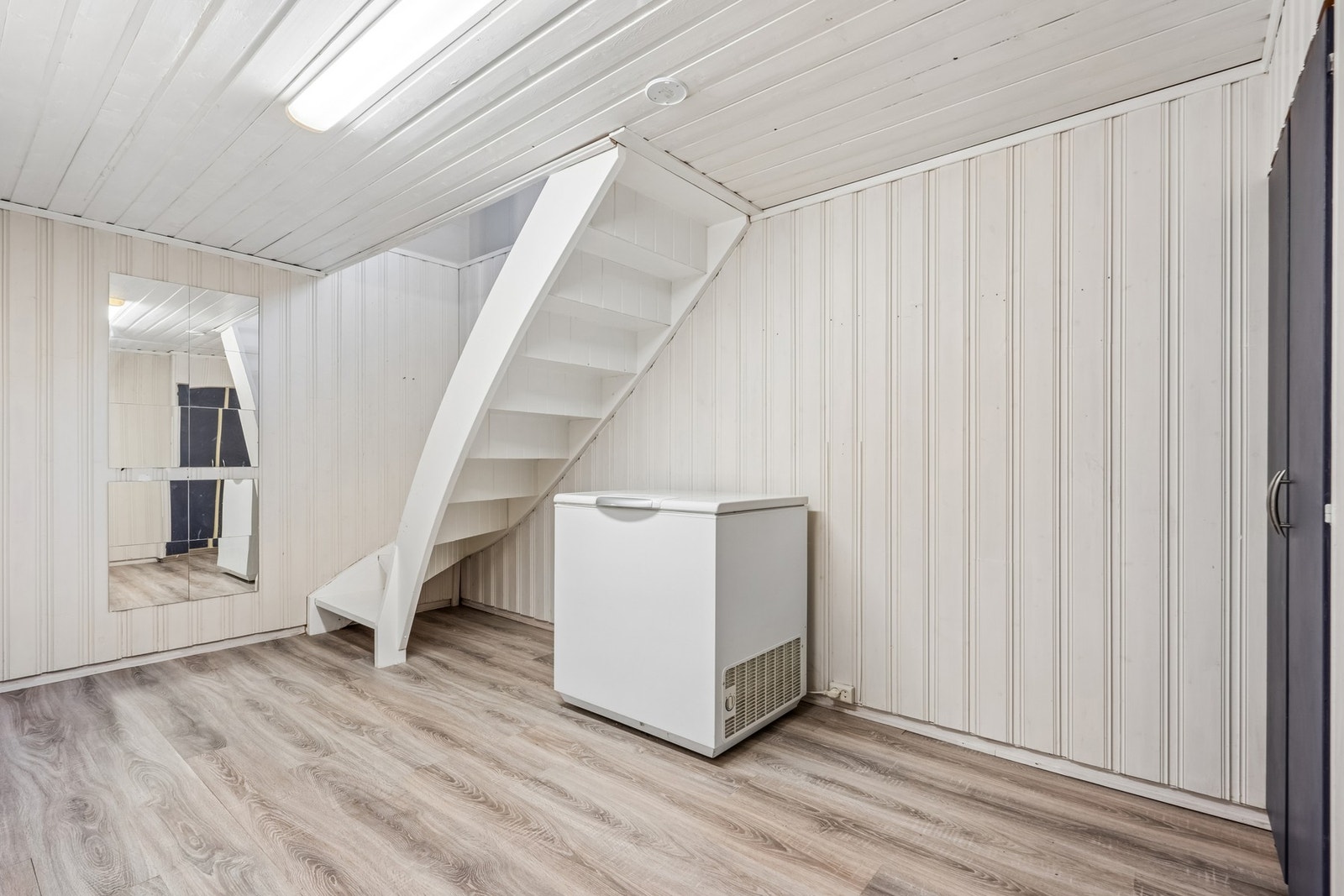 Gang i underetasjen med trapp opp til hovedetasjen og plass til oppbevaring. Galleribilde