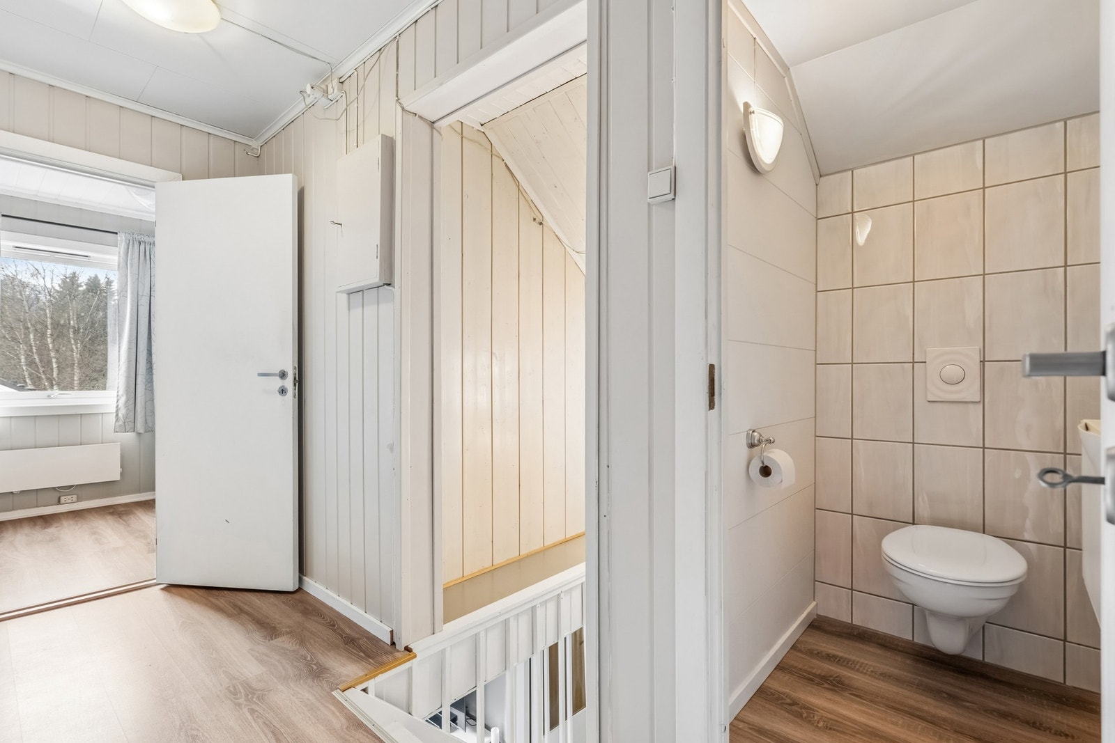 Praktisk med separat toalettrom i soveromsetasjen. Galleribilde