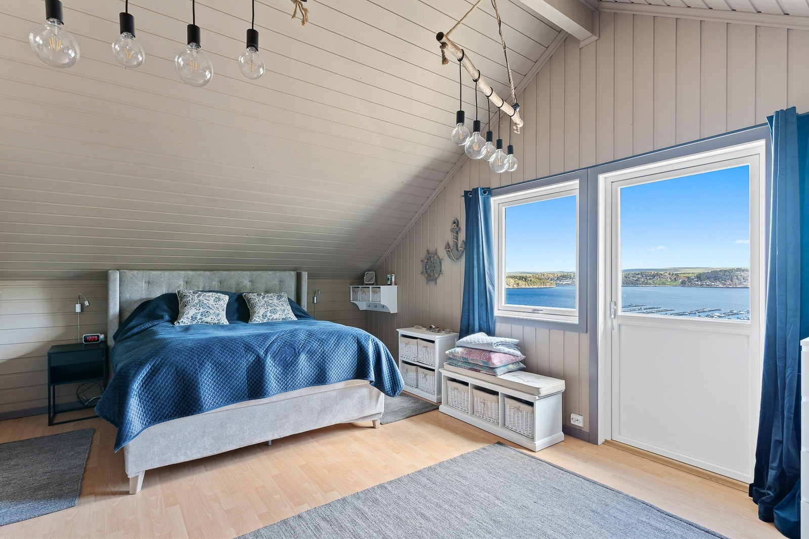 I hovedsoverommet sees mye av den samme fine utsikten over Skjebergkilen som på altanen. Galleribilde