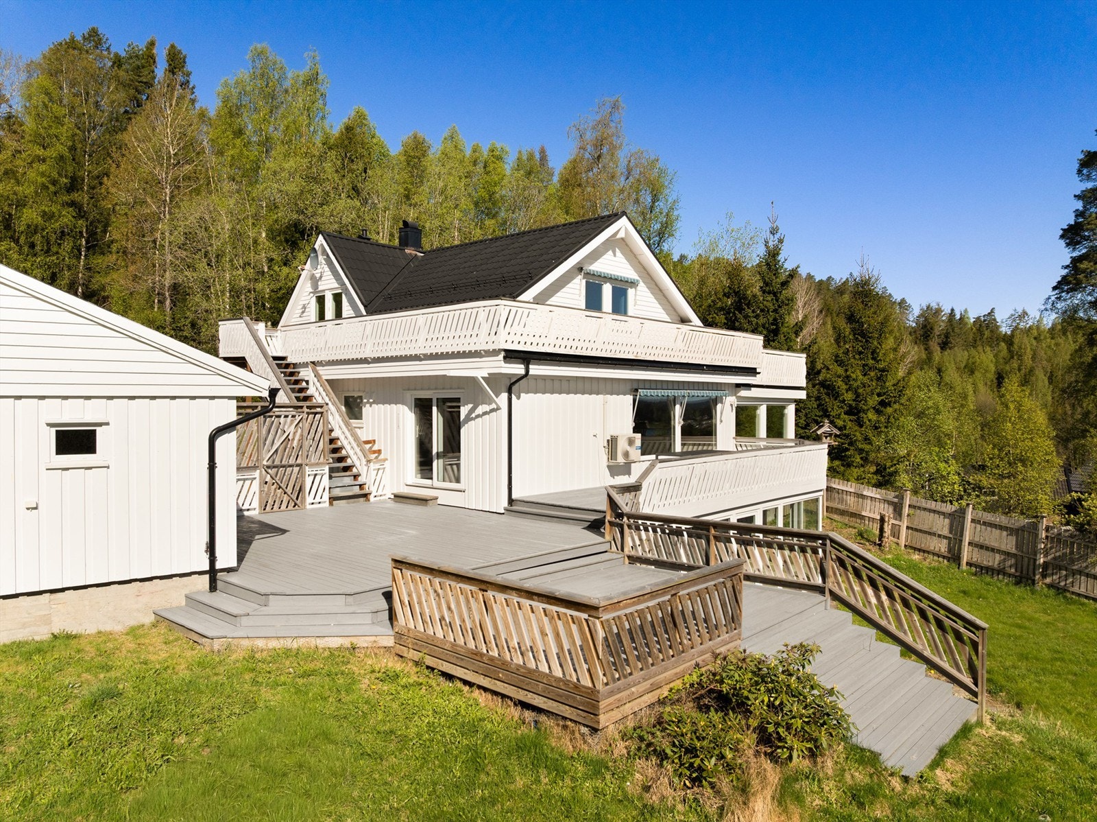 Boligen har svært omfangsrike utearealer som er solfylt dagen gjennom sommerstid. Galleribilde