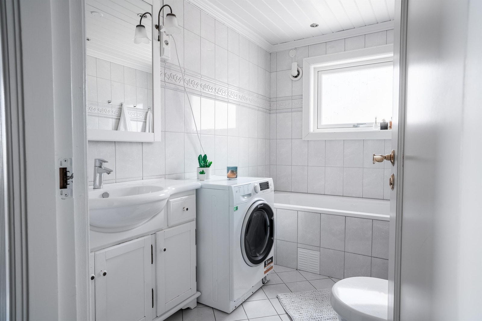 Badet i første etasje ble pusset opp omkring 2004/2005 og har gulvvarme. Galleribilde