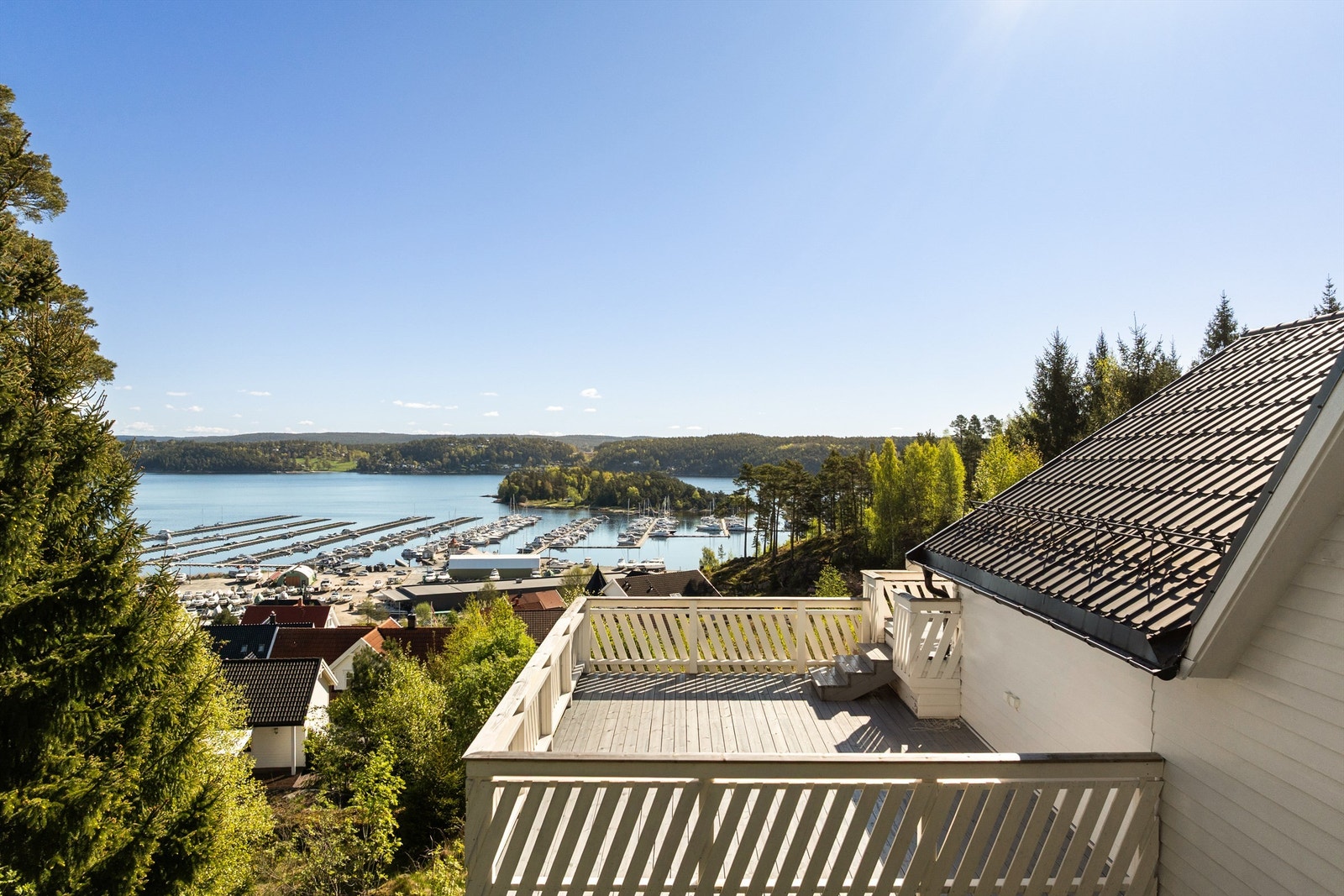 Det er også bygget en nydelig uteplass over carporten. Galleribilde